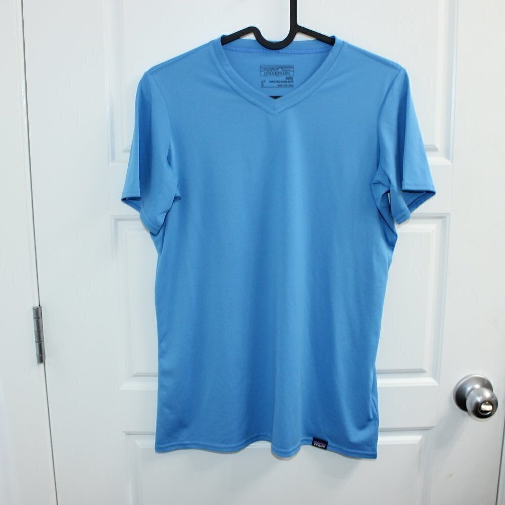 Patagonia Daily Capilene Baselayer Size Small Blue‎ Short Sleeve V Neck